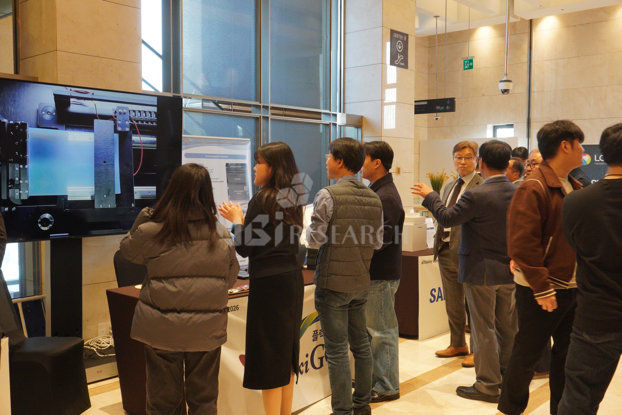 FlexiGO booth demonstrating environmental test equipment to verify the durability of foldable and rollable displays